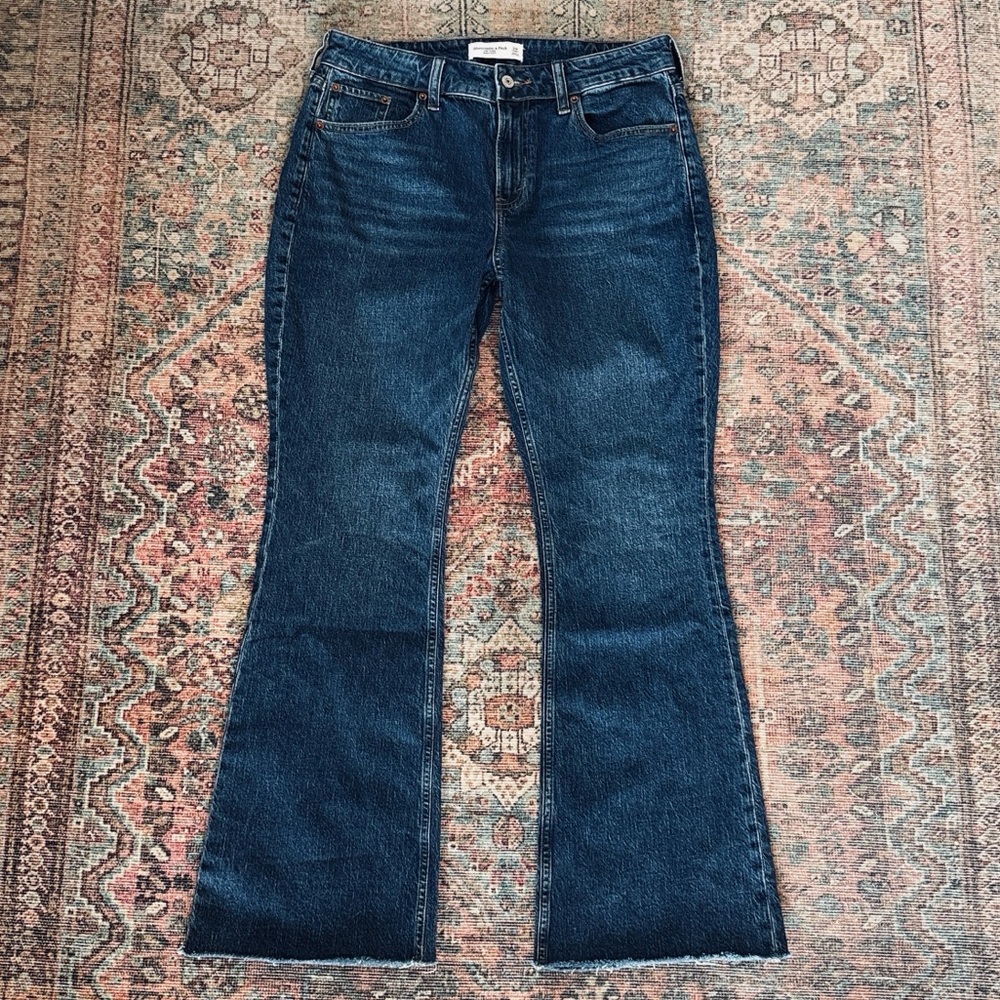 NWOT Abercrombie & Fitch Mid Rise Bootcut Frayed Hem Jeans Size 29 Short - Picture 7 of 9